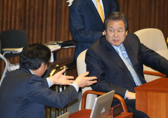 원유철 원내대표와 이야기하는 김무성 대표 사진=연합뉴스. 새누리당 김무성 대표가 2일 오후 국회 본회의장에서 새해 예산안 등 처리를 위한 본회의가 열리기를 기다리며 원유철 원내대표와 이야기하고 있다. 2015.12.2